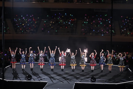 会場いっぱいのファンに手をふるつばきファクトリー。