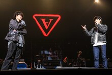左から綾野剛、TAKUYA∞。（撮影：森好弘）