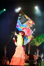 大漁旗を振る眉村ちあき。（Photo by Ryo Higuchi）