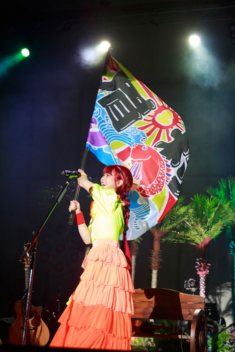 大漁旗を振る眉村ちあき。（Photo by Ryo Higuchi）