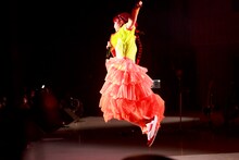 ジャンプする眉村ちあき。（Photo by Ryo Higuchi）