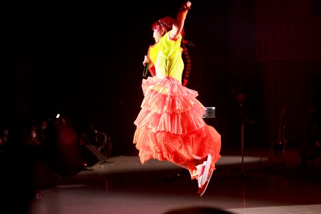 ジャンプする眉村ちあき。（Photo by Ryo Higuchi）