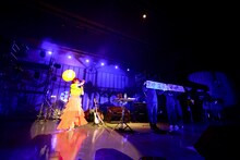 「眉村ちあき 日比谷野外大音楽堂ワンマンライブ『ナントカサマーフェスティバル』」より。（Photo by Ryo Higuchi）