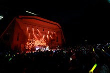 「眉村ちあき 日比谷野外大音楽堂ワンマンライブ『ナントカサマーフェスティバル』」より。（Photo by Ryo Higuchi）