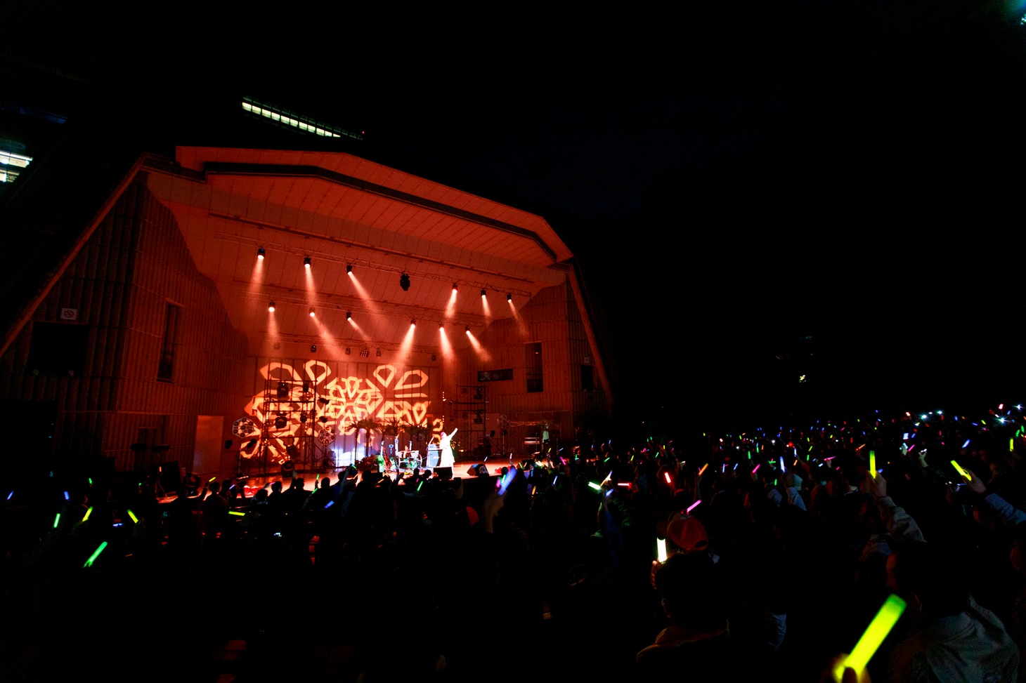 「眉村ちあき 日比谷野外大音楽堂ワンマンライブ『ナントカサマーフェスティバル』」より。（Photo by Ryo Higuchi）