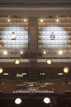 客席に座るゆず。（撮影：中島たくみ
、石井健）