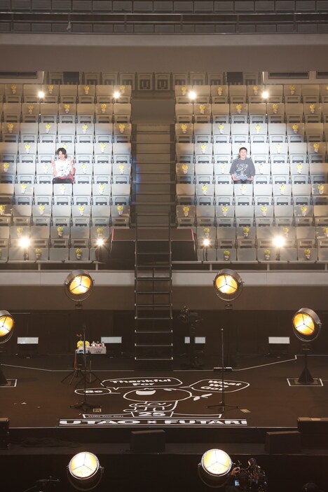 客席に座るゆず。（撮影：中島たくみ
、石井健）