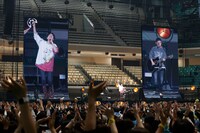 「ゆず デビュー25周年突入記念ライブ YUZU TOUR 2021 謳おう × FUTARI in 日本武道館 supported by Rakuten Mobile / Rakuten TV / Rakuten Ticket」より。（撮影：中島たくみ、石井健）