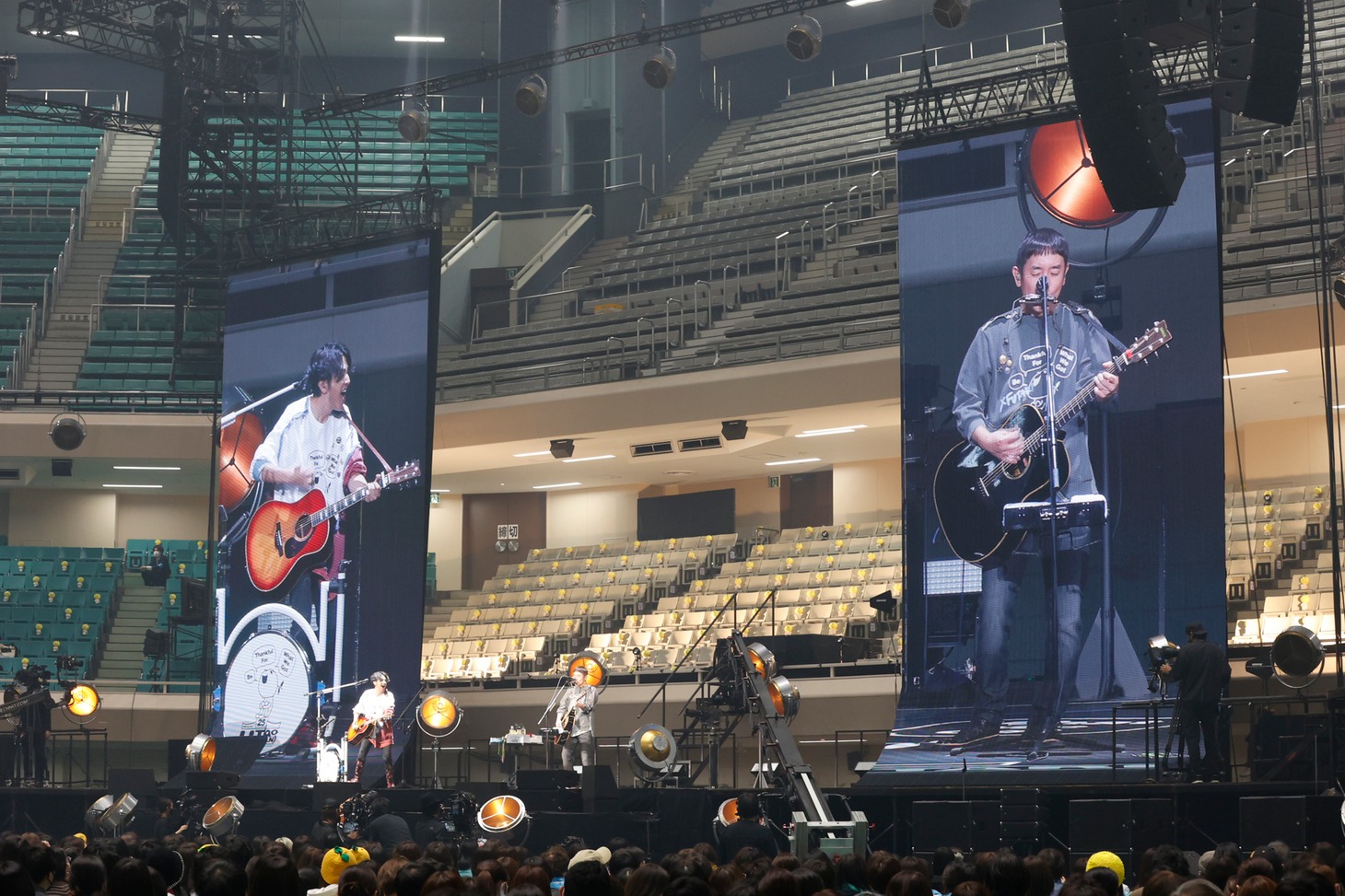 「ゆず デビュー25周年突入記念ライブ YUZU TOUR 2021 謳おう × FUTARI in 日本武道館 supported by Rakuten Mobile / Rakuten TV / Rakuten Ticket」より。（撮影：中島たくみ、石井健）