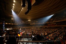 「ゆず デビュー25周年突入記念ライブ YUZU TOUR 2021 謳おう × FUTARI in 日本武道館 supported by Rakuten Mobile / Rakuten TV / Rakuten Ticket」より。（撮影：中島たくみ、石井健）