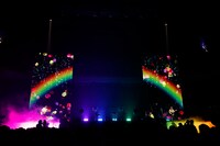 「虹」パフォーマンス時のゆず。（撮影：中島たくみ、石井健）