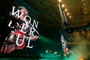 「ワンダフルワールド」パフォーマンス時のゆず。（撮影：中島たくみ、石井健）