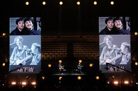 「地下街」パフォーマンス時のゆず。（撮影：中島たくみ、石井健）