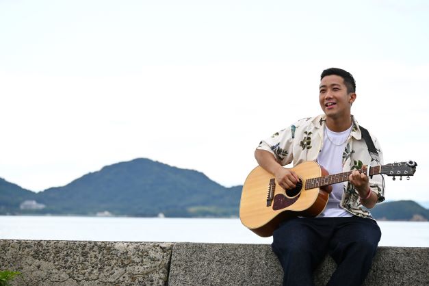 瑛人の新曲「風旅」配信スタート、旅の様子を収めたMVも公開