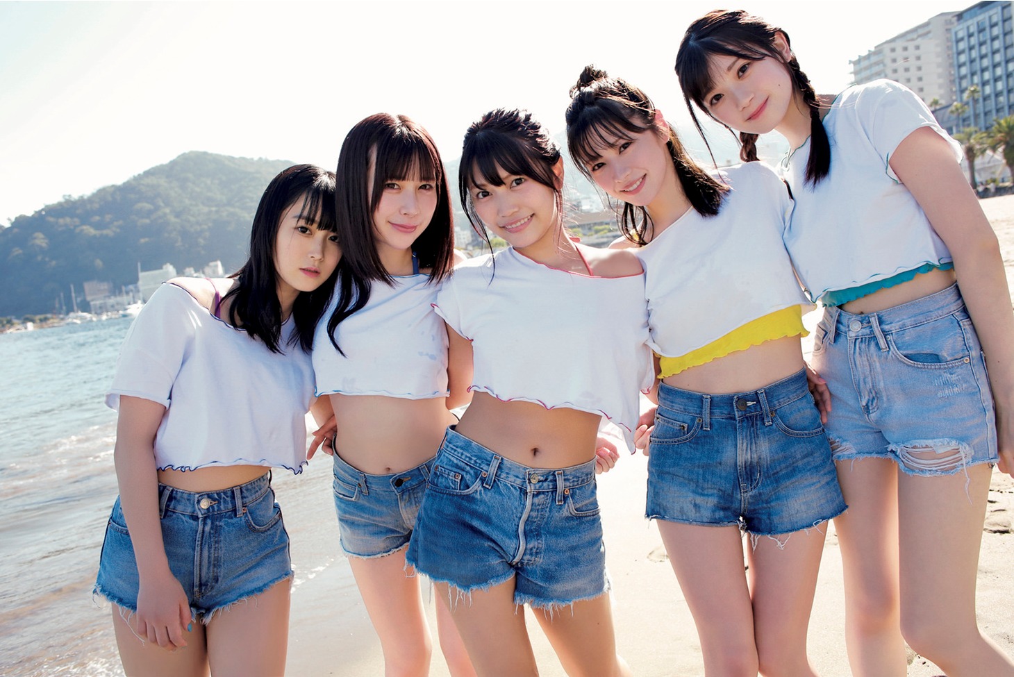 「まねきケチャカレンダーBOOK2022」より。（撮影：西村康）