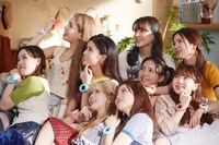 NiziUが出演する「たまごっちスマート」テレビCMのメイキング写真。