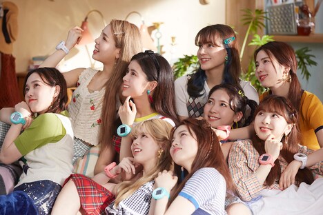 NiziUが出演する「たまごっちスマート」テレビCMのメイキング写真。