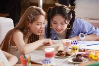 NiziUが出演する「たまごっちスマート」テレビCMのメイキング写真。