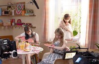 NiziUが出演する「たまごっちスマート」テレビCMのメイキング写真。