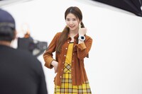NiziUが出演する「たまごっちスマート」テレビCMのメイキング写真。