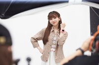 NiziUが出演する「たまごっちスマート」テレビCMのメイキング写真。