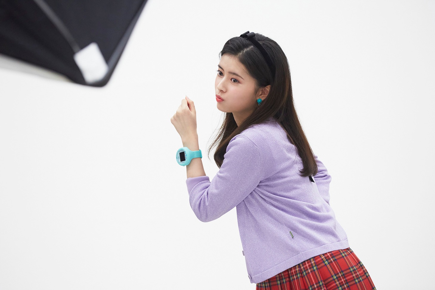 NiziUが出演する「たまごっちスマート」テレビCMのメイキング写真。