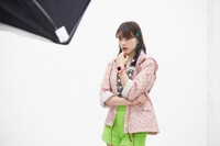 NiziUが出演する「たまごっちスマート」テレビCMのメイキング写真。