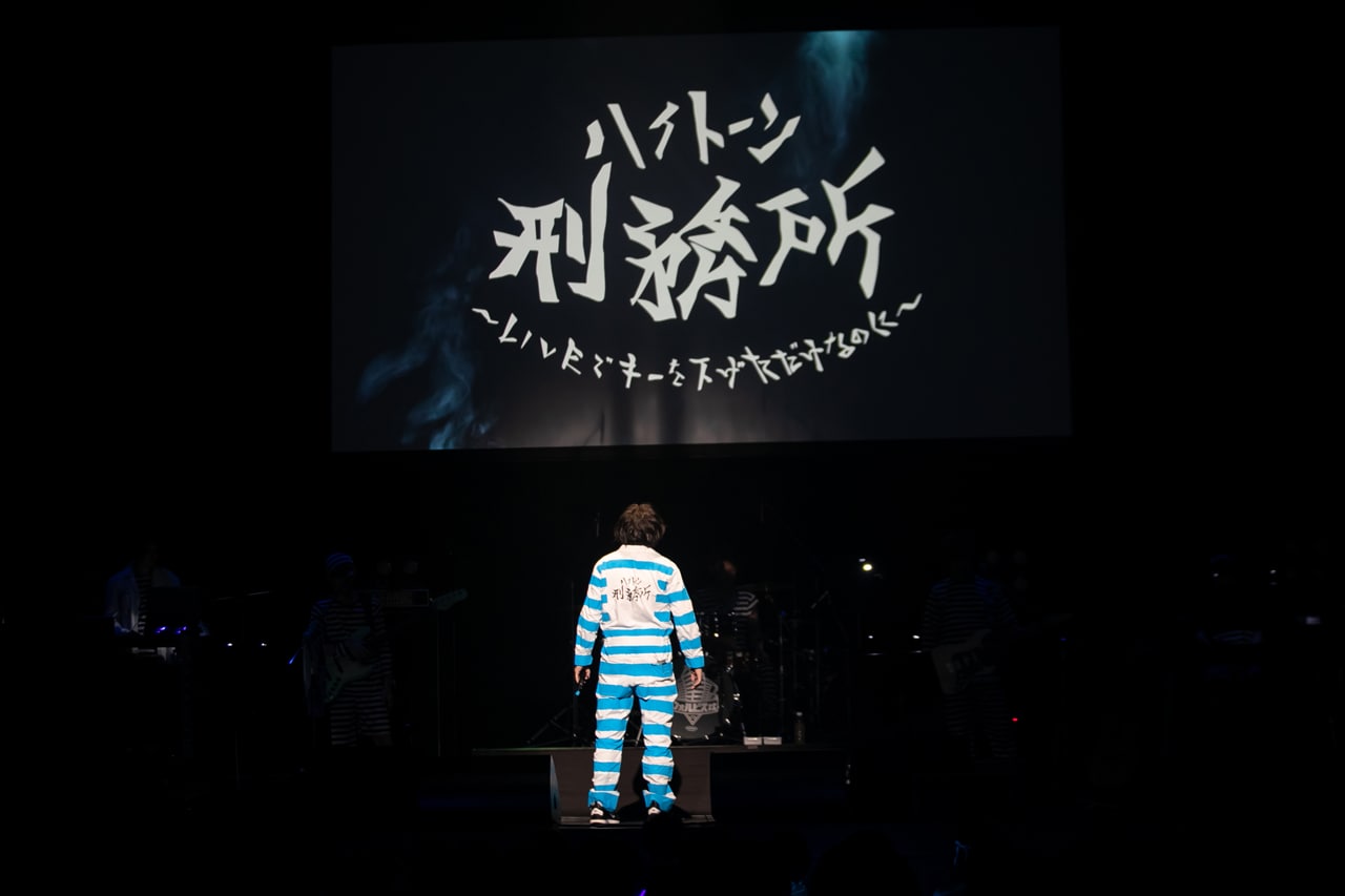 囚人姿のウォルピスカーター、ライブで“ハイトーン刑務所”から脱獄を試みるもあえなくお縄に
