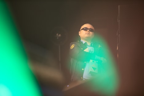 ウォルピスカーターのパフォーマンスに厳しい眼差しを向けるけーぽん。（撮影：古谷亜砂）