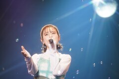 武藤彩未が“SHOWER”の世界観を詰め込んだリリースパーティ、サプライズでドラム演奏