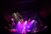 「○SHOWER○」より。（Photo by shiro）