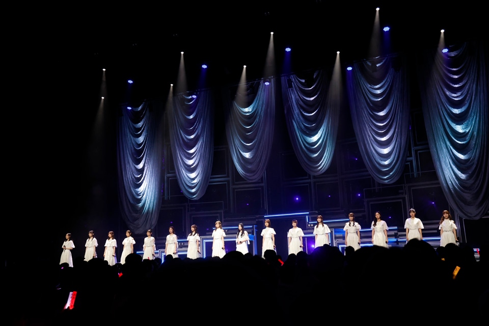 「誰よりそばにいたい」を歌う乃木坂46のアンダーメンバー。
