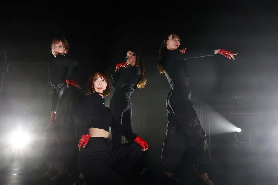 「Another Ghost」を披露する金川紗耶、阪口珠美、松尾美佑、和田まあや。