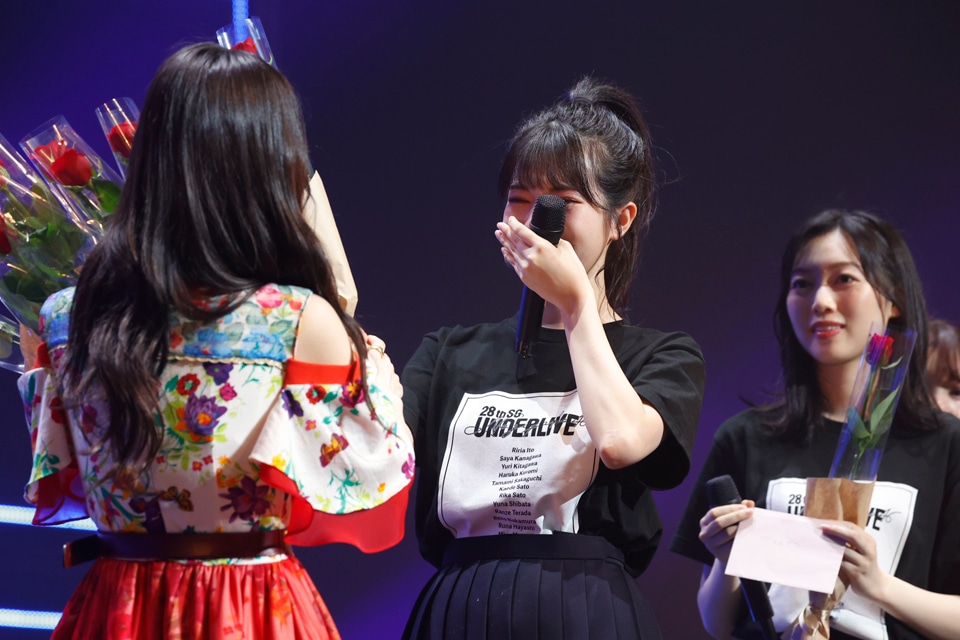 寺田蘭世に花と手紙を渡すメンバーたち。