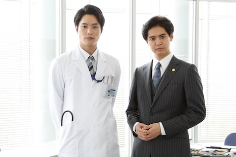 左から鈴木伸之、片寄涼太。 (c)フジテレビ