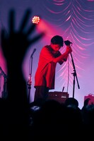 尾崎世界観（Vo, G）（撮影：関信行）