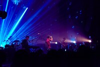 「ストリップ歌小屋 2021」よりクリープハイプのステージの様子。（撮影：関信行）