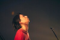 尾崎世界観（Vo, G）（撮影：関信行）