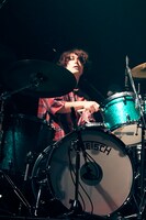 小泉拓（Dr）（撮影：関信行）