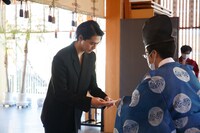 「ラウンドトリップ 往復書簡」のヒットを祈願する片寄涼太。 (c)新潮社