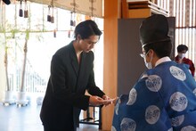 「ラウンドトリップ 往復書簡」のヒットを祈願する片寄涼太。 (c)新潮社