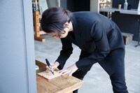 絵馬に願いを書く片寄涼太。 (c)新潮社