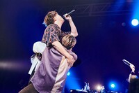 抱き合うko-daiとeyeron。（撮影：曽我美芽）