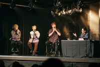 ラジオ番組風にトークをするソナーポケットと芦沢ムネト。（撮影：曽我美芽）