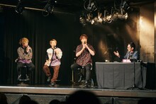 ラジオ番組風にトークをするソナーポケットと芦沢ムネト。（撮影：曽我美芽）