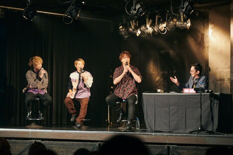 ラジオ番組風にトークをするソナーポケットと芦沢ムネト。（撮影：曽我美芽）