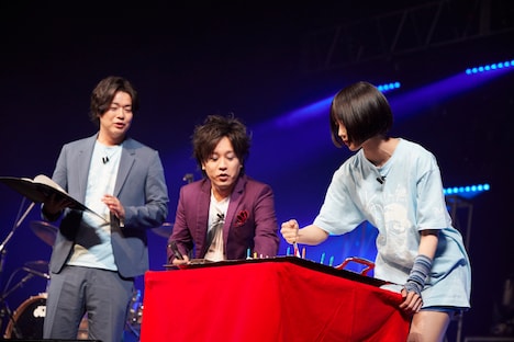 バースデーケーキを雑に切り分けるあの(右)。