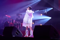 あのちゃんねるイベントでano念願の有観客ライブ、ザコシにメガネもらい「眠たくなってきちゃった」