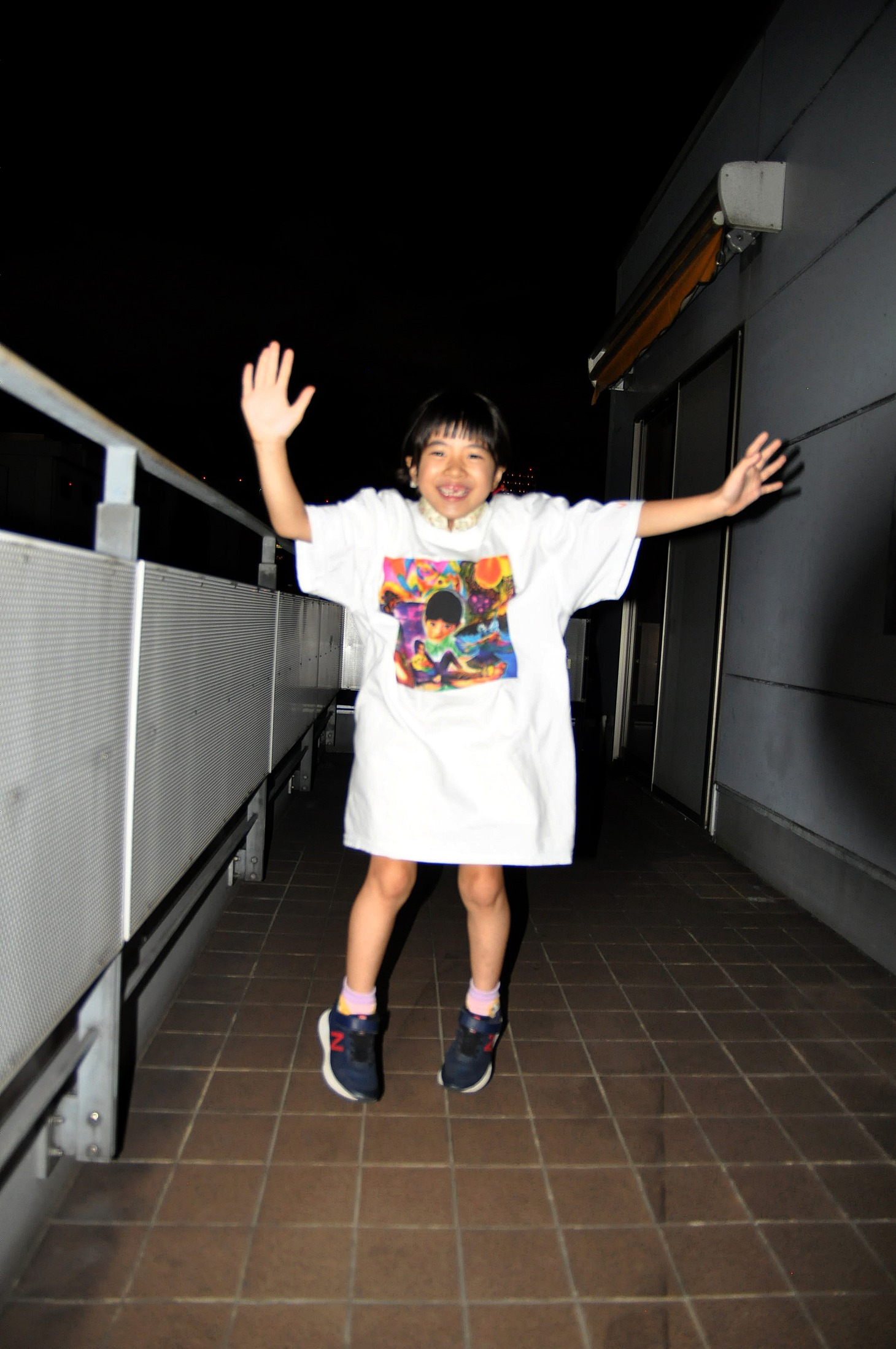 「21世紀の家庭教師Tシャツ」の着用イメージ。