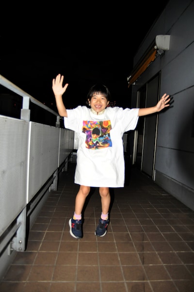 「21世紀の家庭教師Tシャツ」の着用イメージ。